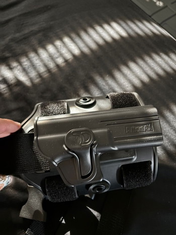 Imagen 3 de Glock 17 gen 5 MOS tekoop met holster en een magazijn.