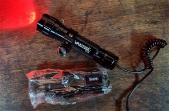 Afbeelding van Red weaponlight met pressurepad en oplaadbare batterij en oplader