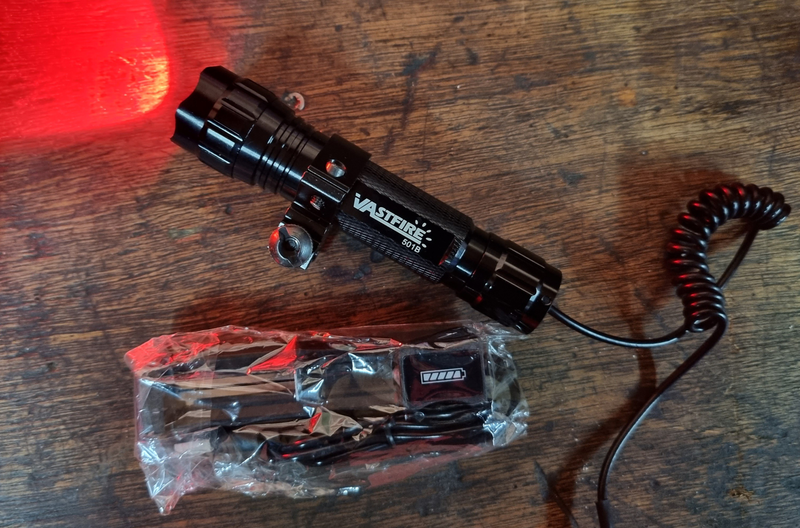 Afbeelding 1 van Red weaponlight met pressurepad en oplaadbare batterij en oplader