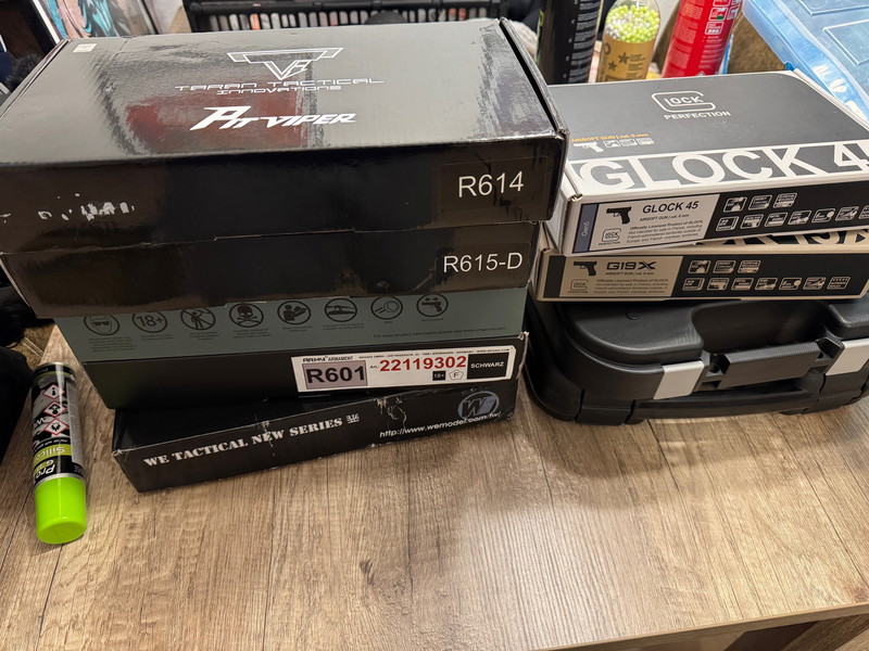 Afbeelding 1 van 8x Guns Collection of GBB Guns Bulk Kit Hand Guns Gun Pistole John Wick TTI HiCapa Combat Master Pit Viper Sand Viper Taran Tactical Innovations Glock