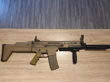 Imagen 2 de Te koop: Dboys Scar-L AEG tan met silencer