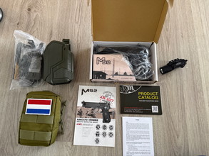 Afbeelding van KWC M92 Beretta Blow-Back Co2 Pistool + Holster, X300 Ultra Flashlight en veel Co2 Patronen!