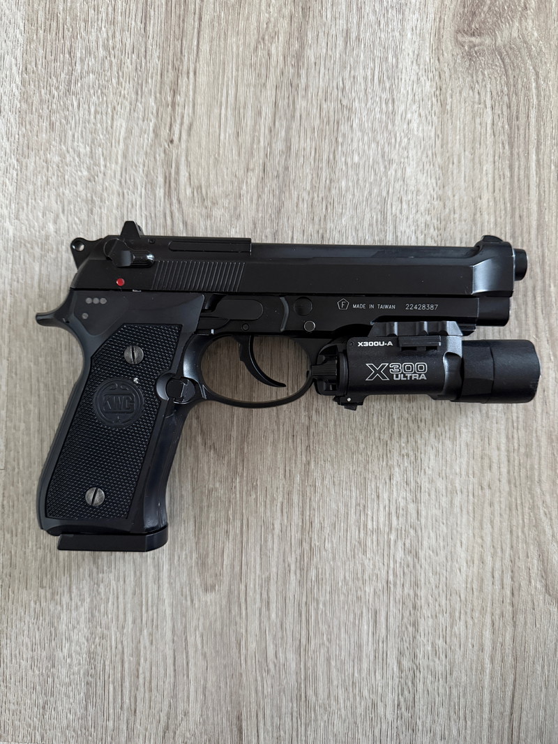 Imagen 1 de KWC M92 Beretta Blow-Back Co2 Pistool + Holster, X300 Ultra Flashlight en veel Co2 Patronen!