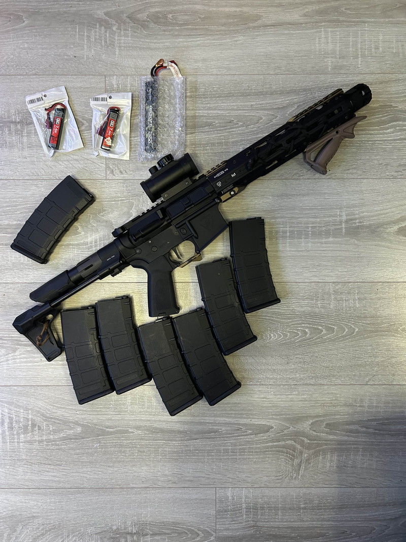 Afbeelding 1 van M4 Modée AEG + 6 chargeurs mid + 1 high + 3 batteries + poignée et lunette