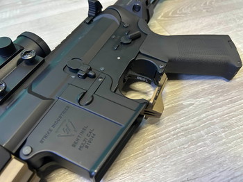 Afbeelding 3 van M4 Modée AEG + 6 chargeurs mid + 1 high + 3 batteries + poignée et lunette