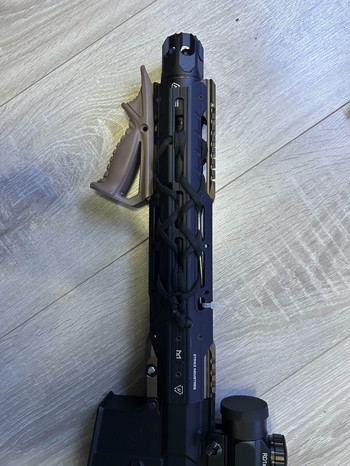 Afbeelding 4 van M4 Modée AEG + 6 chargeurs mid + 1 high + 3 batteries + poignée et lunette