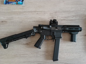 Image for Arp9 met offset en extended buttstock, Hardcase,speedloader,Red dot sight,4Mid cap magazijnen, Titan LIPO charger en veiligheidszakje voor baterij. EXCL. baterij.