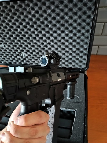 Image 2 for Arp9 met offset en extended buttstock, Hardcase,speedloader,Red dot sight,4Mid cap magazijnen, Titan LIPO charger en veiligheidszakje voor baterij. EXCL. baterij.
