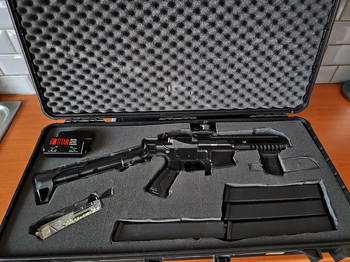 Image 3 for Arp9 met offset en extended buttstock, Hardcase,speedloader,Red dot sight,4Mid cap magazijnen, Titan LIPO charger en veiligheidszakje voor baterij. EXCL. baterij.