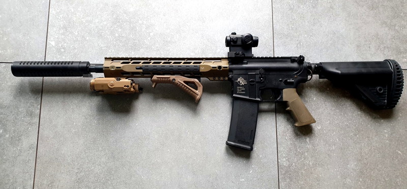 Afbeelding 1 van RRA LAR 15 met red dot en silencer