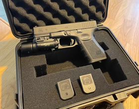 Imagen para VFC Umarex Glock 19 Gen 3 w/ pistol case, x300 & extra magazine