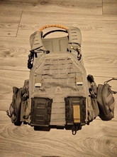 Afbeelding van Grijze plate carrier met camelbag