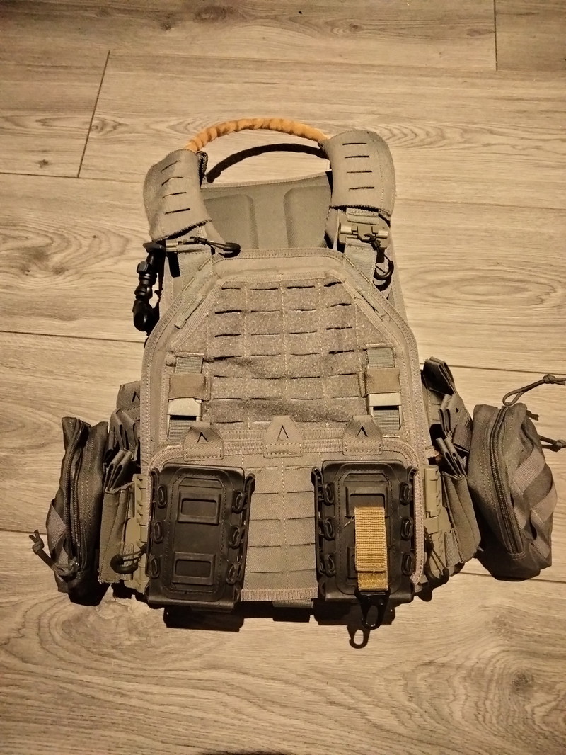 Afbeelding 1 van Grijze plate carrier met camelbag