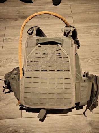 Afbeelding 2 van Grijze plate carrier met camelbag