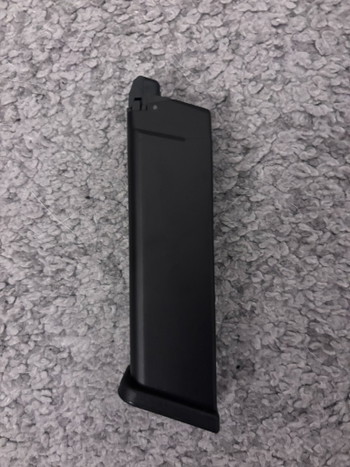 Afbeelding 2 van WE Tactical Glock 17 Tan (Type B) with extra magazine