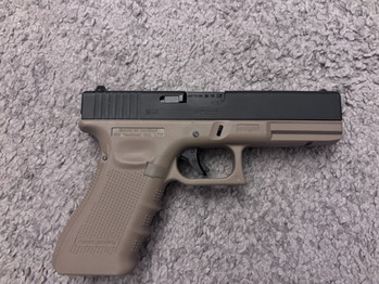 Afbeelding 3 van WE Tactical Glock 17 Tan (Type B) with extra magazine