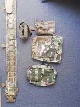 Afbeelding van tactical belt met pouches en tactical knife