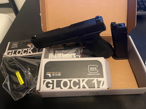 Image pour Umarex Glock 17 Gen5 - Gas blowback + Holster - New Condition
