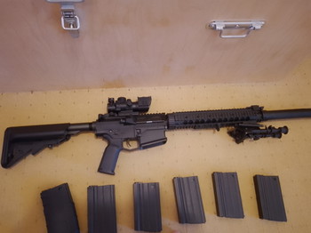 Afbeelding 2 van TE KOOP: SR 25 DMR volledig geupgrade met bipod , scope en 6 midcap magazijnen
