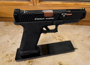 Bild für Pistol Stand Gun Stand Display Ständer Präsentation Pistolenhalter Ständer Austellung Showcase