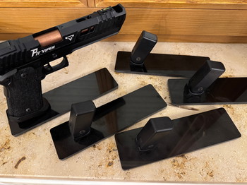 Bild 4 für Pistol Stand Gun Stand Display Ständer Präsentation Pistolenhalter Ständer Austellung Showcase