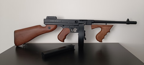 Afbeelding van Cybergun m1928 thompson "Chicago Typewriter" met begadi upgrade