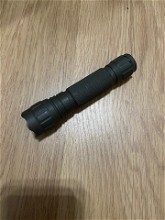 Image pour Vastfire flashlight (originele kleur zwart, olive drab spray painted).