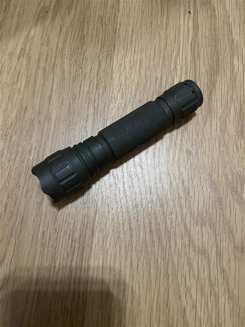 Image 1 for Vastfire flashlight (originele kleur zwart, olive drab spray painted).