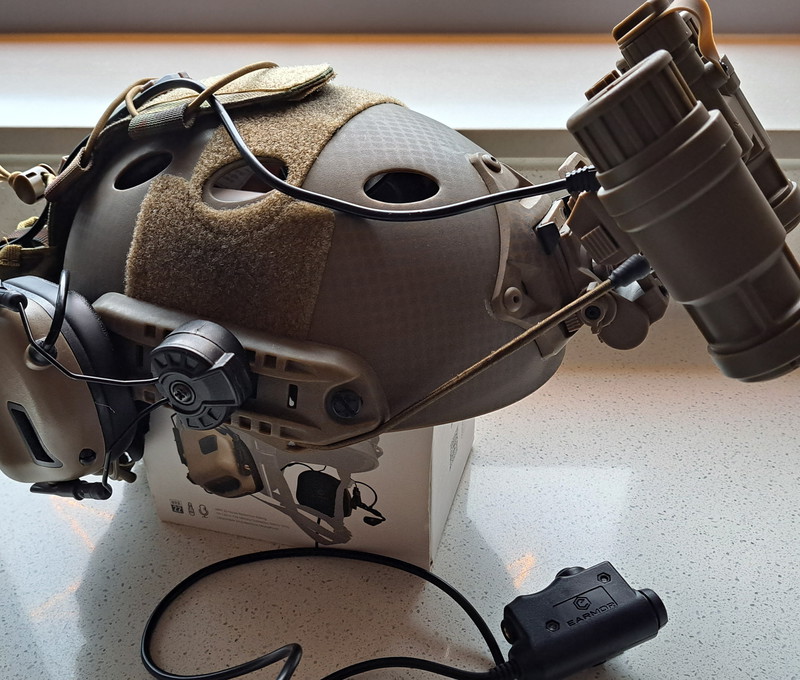 Afbeelding 1 van (Gerseserveerd) Fast helmet met earmor headset en dummy night vision groenlicht versie (gereserveerd)