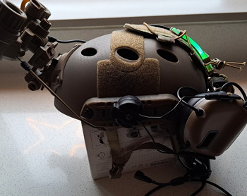 Bild 2 für Fast helmet met earmor headset en dummy night vision groenlicht versie