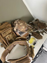 Afbeelding van Hele hoop airsoft gear te koop plate carrier battle belt helm tas bril