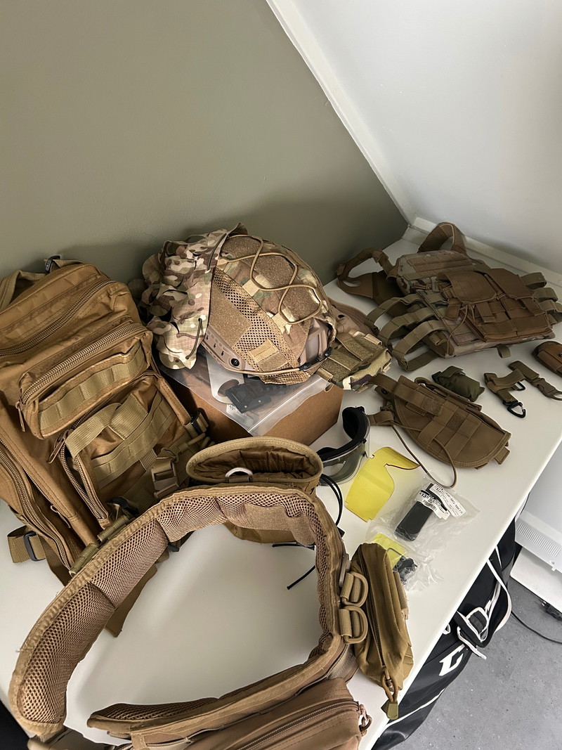 Afbeelding 1 van Hele hoop airsoft gear te koop plate carrier battle belt helm tas bril