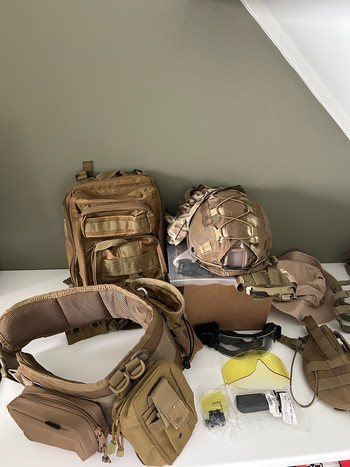 Afbeelding 2 van Hele hoop airsoft gear te koop plate carrier battle belt helm tas bril