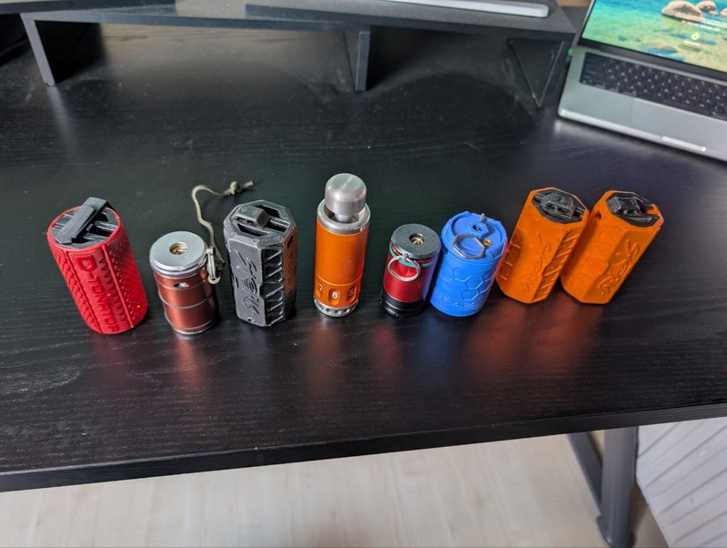 Afbeelding 1 van Various grenades (bb, sound, smoke)