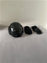 Afbeelding van fast helmet met setje handschoenen