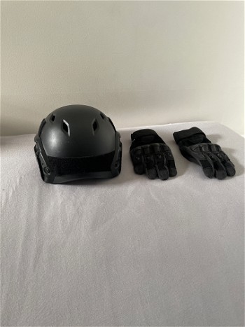 Afbeelding 2 van fast helmet met setje handschoenen
