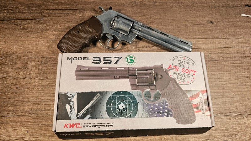 Afbeelding 1 van Colt python chrome 6 inch 357 KWC airsoft revolver