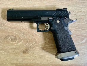 Afbeelding van AW CUSTOM HX1102 HI-CAPA 5.1  (2 magazijnen)