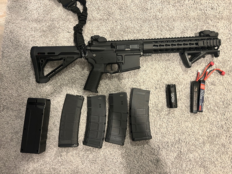 Imagen 1 de Lancer LT-19 Keymod Gen 3 (S)AEG, Black + 4x Magazin  + Tracer + 2x Akku und diverses Zubehör