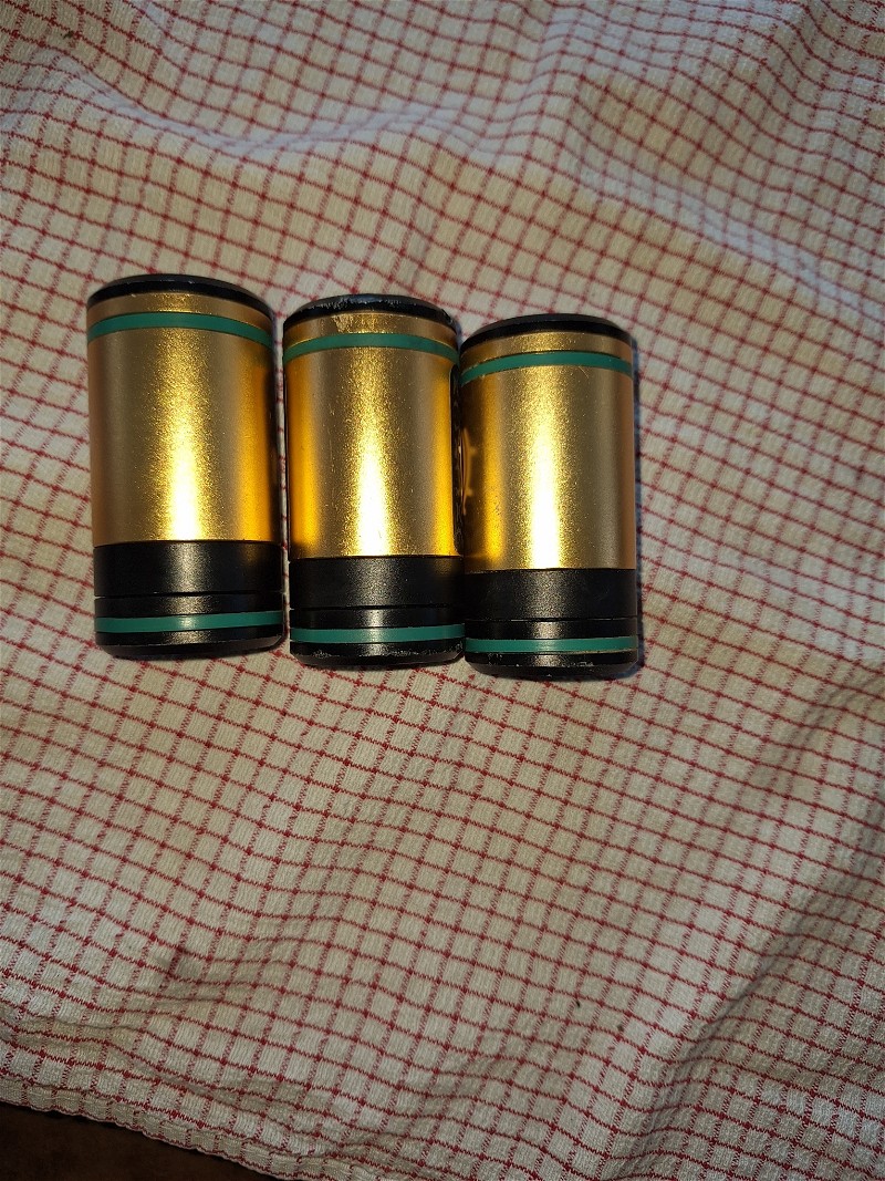 Afbeelding 1 van 2 nieuwe en 1 gebruikte Echo granaten