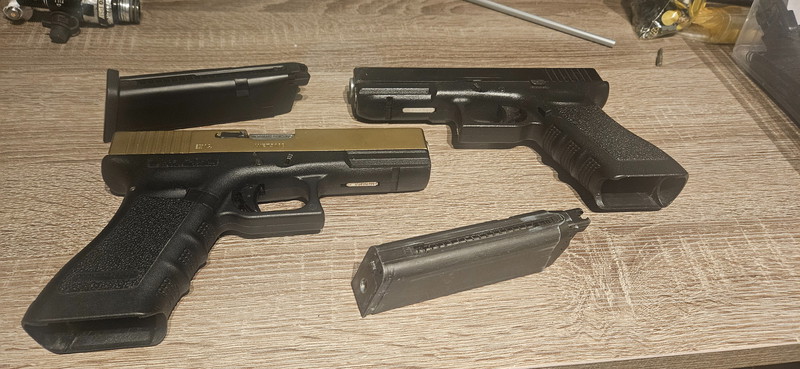 Afbeelding 1 van 2 glocks