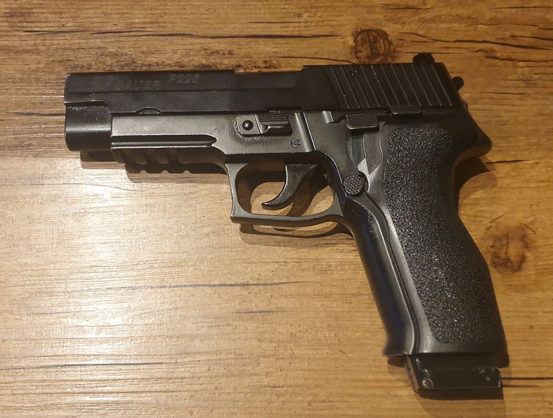 Bild 1 für P226 NITRON CALIFORNIË met F markering is een GBB co 2 versie