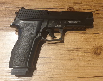 Bild 2 für P226 NITRON CALIFORNIË met F markering is een GBB co 2 versie