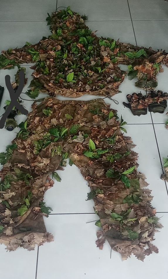 Image 1 pour custom stalker ghillie oak suit and crafted gloves and mesh mask perfect for dense woodlands with browns and greens all year