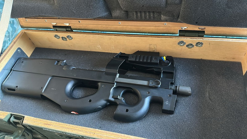 Afbeelding 1 van P90 G&G.  AEG