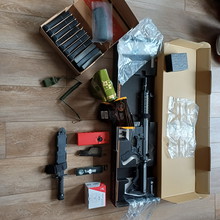 Afbeelding van VFC M4 met 2 batterijen,oplader en magazijnen.