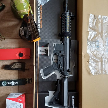 Image 2 for VFC M4 met 2 batterijen,oplader en magazijnen.