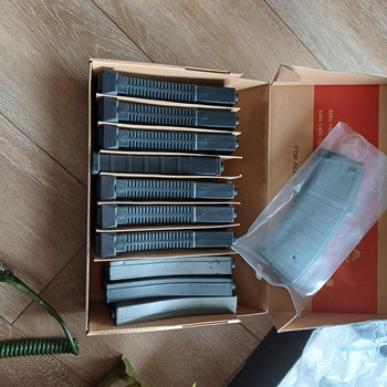 Image 3 for VFC M4 met 2 batterijen,oplader en magazijnen.