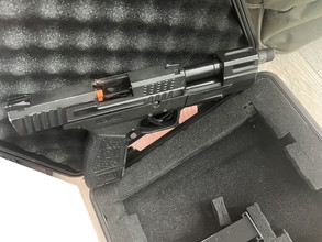 Bild für ICS BLE-XMK Mark X GBB pistol met wat upgrades, 3 mags en koffertje.