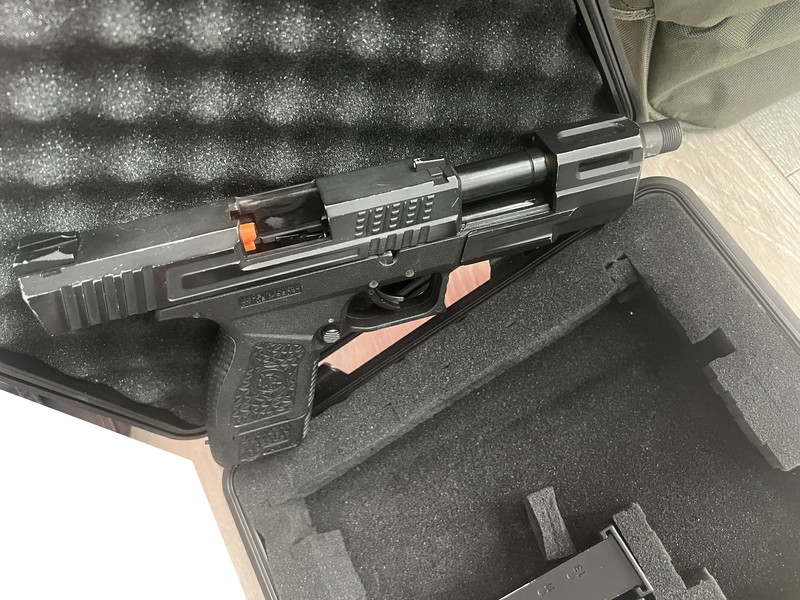Bild 1 für ICS BLE-XMK Mark X GBB pistol met wat upgrades, 3 mags en koffertje.